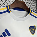 Texto alternativo para imagem:
Camisa Boca Juniors Away (2) 2024/25 Adidas Torcedor Masculina branca com detalhes em azul e amarelo, escudo bordado e tecido leve com tecnologia AEROREADY para alta respirabilidade.

