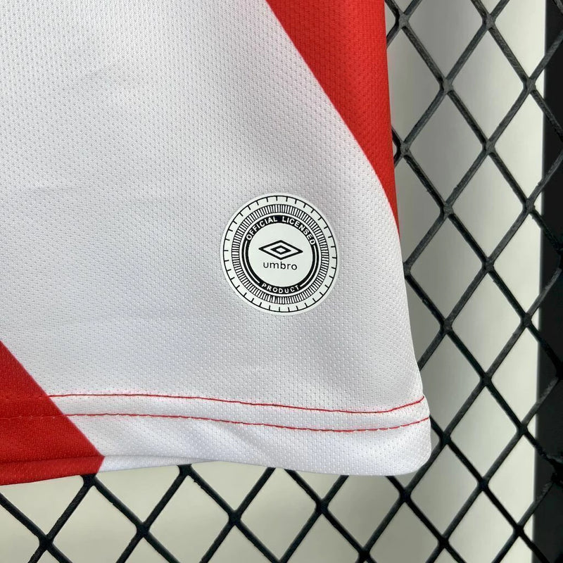 Texto alternativo para imagem:
Camisa Argentinos Juniors Home 2025/26 Umbro Torcedor Masculina vermelha com detalhes brancos, escudo do clube no peito e logo Umbro bordado.

