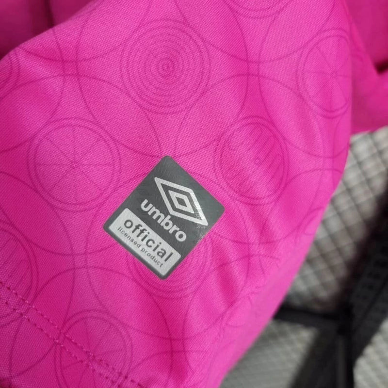 Camisa Athletico Paranaense Outubro Rosa 2023/24 Umbro Torcedor Masculina rosa vibrante com escudo oficial bordado e logo Umbro estampado, edição especial de conscientização contra o câncer de mama.