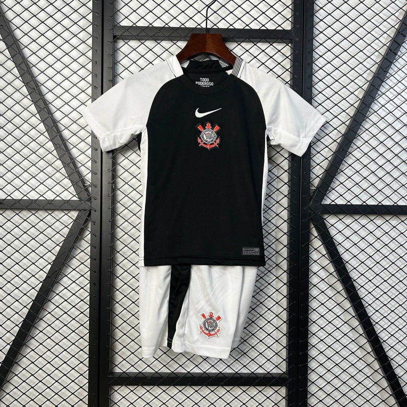 "Kit Infantil Corinthians Away 2025/26 Nike, uniforme oficial com camisa preta, shorts e meias, ideal para crianças de 3 a 13 anos torcedoras do Timão."