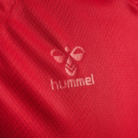 Camisa Dinamarca Home I 2022/23 Hummel Torcedor Masculina, vermelha, com escudo da seleção dinamarquesa e logo Hummel em destaque, feita em tecido leve e respirável, modelo masculino com caimento confortável, ideal para jogos e uso casual.”