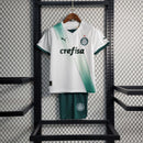 Kit Infantil Palmeiras Away (2) 2023/24 Puma - uniforme reserva completo com camisa branca, shorts verdes e meião, modelo oficial para crianças torcedoras do Verdão
