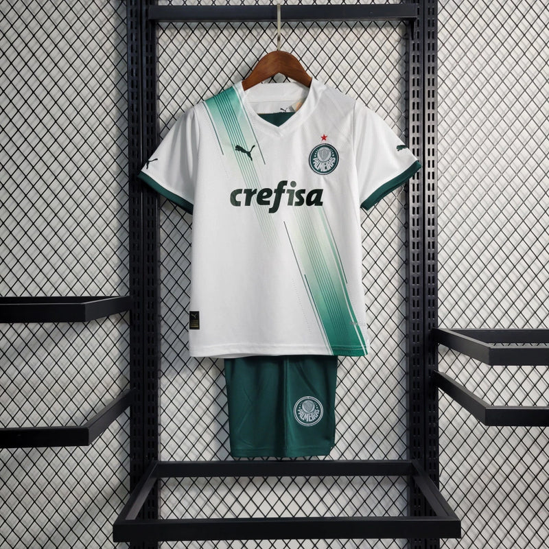 Kit Infantil Palmeiras Away (2) 2023/24 Puma - uniforme reserva completo com camisa branca, shorts verdes e meião, modelo oficial para crianças torcedoras do Verdão
