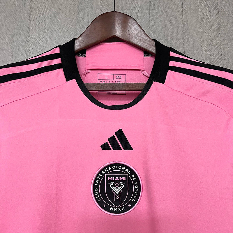 Camisa Inter Miami Home I 2024/25 Adidas masculina, rosa com detalhes em preto, design moderno para torcedores, tecido leve e respirável, perfeita para jogos e colecionadores."