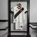 Kit Infantil Vasco Home 2022/23 Adidas, camisa preta com faixa diagonal branca, shorts e meias combinando, uniforme oficial para torcedores mirins do Vasco da Gama