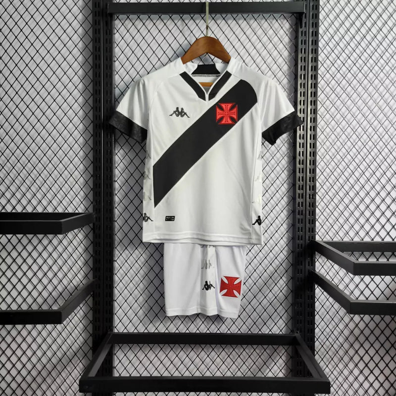 Kit Infantil Vasco Home 2022/23 Adidas, camisa preta com faixa diagonal branca, shorts e meias combinando, uniforme oficial para torcedores mirins do Vasco da Gama