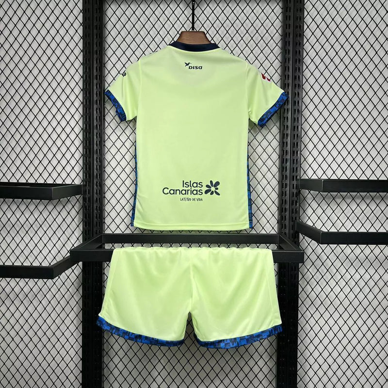 Kit Infantil Las Palmas Third III 2024/25 Hummel com camisa e short verde, uniforme infantil leve e respirável, ideal para jogos, treinos e jovens torcedores do Las Palmas."