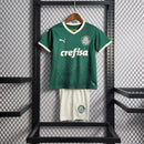 Kit Infantil Palmeiras Home 2022/23 Puma, camisa verde com detalhes em branco, shorts e meias combinando, uniforme oficial para torcedores mirins do Palmeiras."