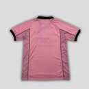 Camisa Juventus Away II 1997/98 Kappa Retrô Masculina rosa com detalhes pretos, escudo da Juventus bordado e logo Kappa no peito e ombros.