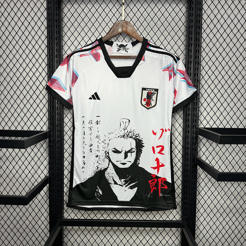 Camisa Japão Edição One Piece 2024/25 Adidas Torcedor Masculino - modelo branco, colaboração especial com design inspirado no anime One Piece, escudo da seleção e logo Adidas em destaque.