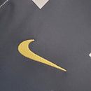 Camisa Finlândia Home I 2020/21 Nike retrô masculina branca com cruz azul e detalhes dourados, gola redonda e mangas curtas, modelo clássico em tecido leve para torcedores e colecionadores"