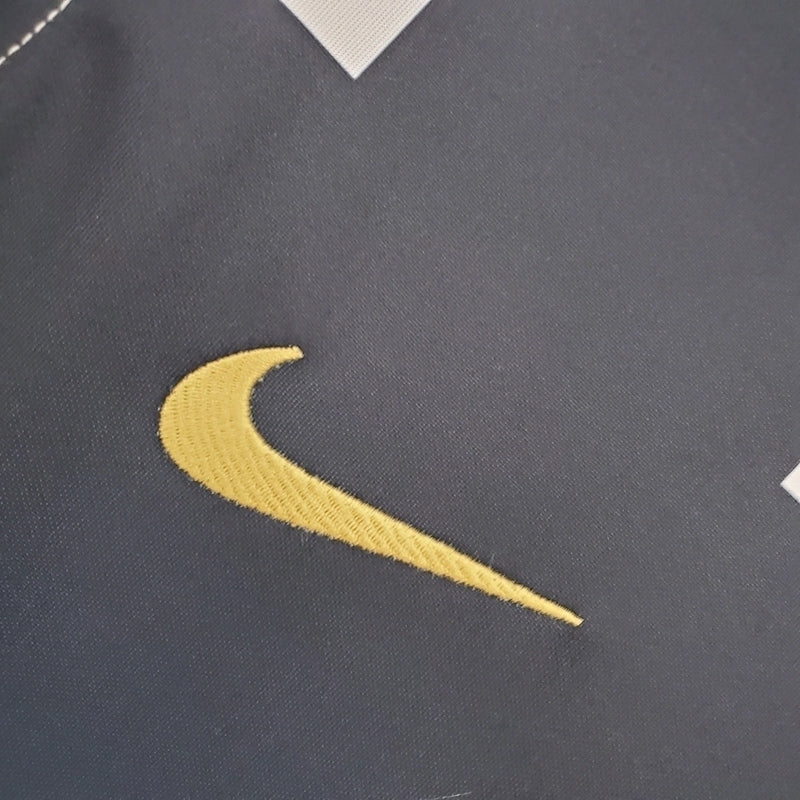 Camisa Finlândia Home I 2020/21 Nike retrô masculina branca com cruz azul e detalhes dourados, gola redonda e mangas curtas, modelo clássico em tecido leve para torcedores e colecionadores"