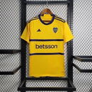 Texto alternativo para imagem:
Camisa Boca Juniors Away (2) 2023/24 Adidas Torcedor Masculina amarela com detalhes em azul, escudo bordado no peito e design oficial da temporada 2023/24.

