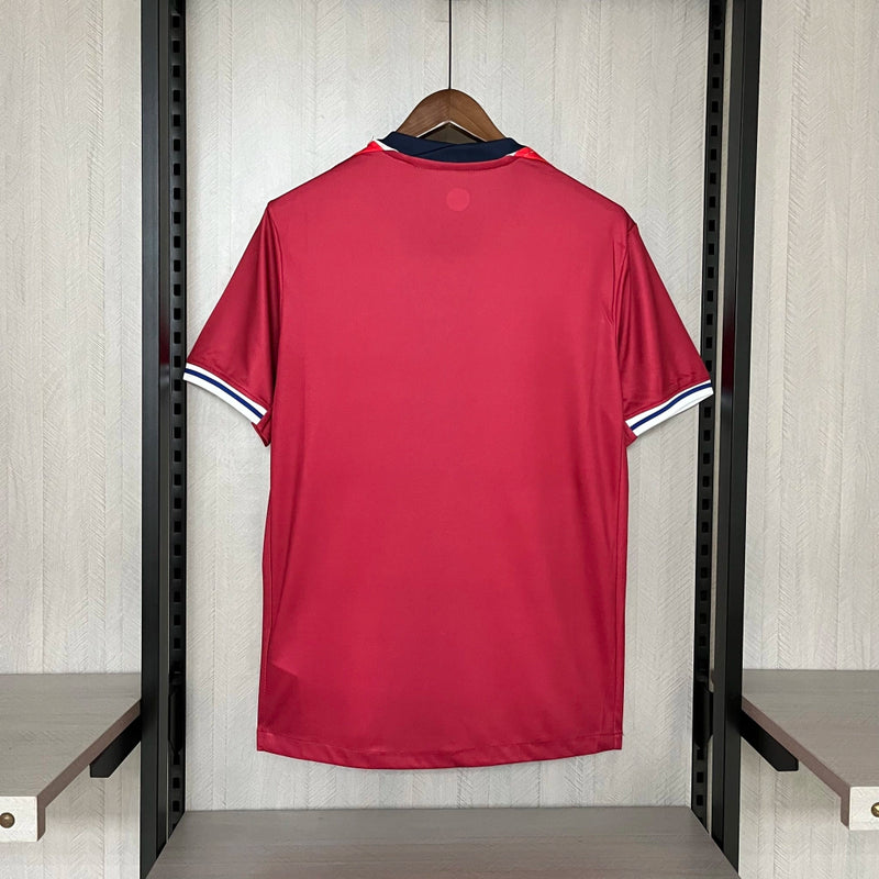 Camisa Noruega Home I 2024/25 Nike masculina vermelha com detalhes em azul e branco, gola careca, mangas curtas e tecido leve respirável para torcedores