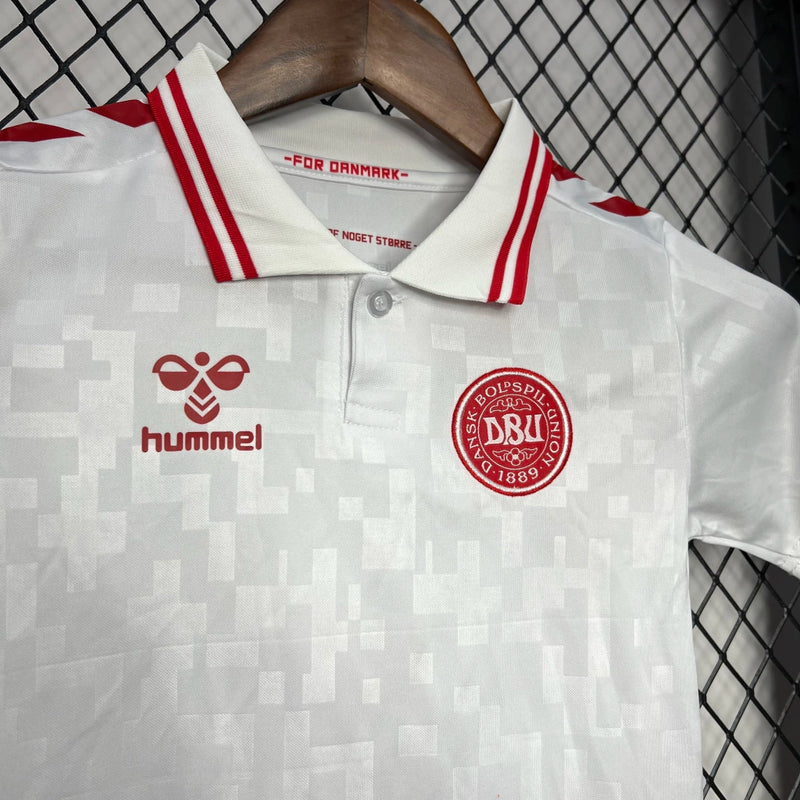 Kit Infantil Dinamarca Away II 2024/25 Hummel Eurocopa - Camisa e short oficiais para crianças, uniforme leve, confortável e autêntico da seleção dinamarquesa.