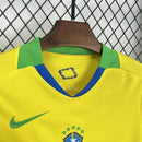 Kit Infantil Brasil Home 2025/26 Nike, camisa amarela com detalhes em azul e verde, shorts e meias combinando, uniforme oficial para crianças de 3 a 13 anos torcedoras da Seleção Brasileira."