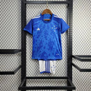 Kit Infantil Cruzeiro Home 2024/25 Adidas para torcedores mirins, camisa azul oficial com escudo bordado, shorts combinando, tecnologia AEROREADY, uniforme completo para crianças de 3 a 13 anos, kit oficial licenciado."
