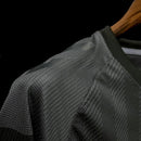 “Camisa Dinamarca Third III 2022/23 Hummel Torcedor Masculina, preta, com escudo da seleção dinamarquesa e logo Hummel em destaque, feita em tecido leve e respirável, modelo masculino com caimento confortável, ideal para jogos e uso casual.”