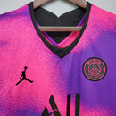 “Camisa PSG Fourth IV 2020/21 Jordan Torcedora Feminina Rosa, design moderno com detalhes pretos e logo Jumpman, estilo urbano e elegante do Paris Saint-Germain.”
