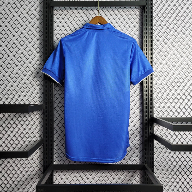 Camisa Itália Home I 1998/99 Nike Retrô masculina, azul, com escudo da seleção italiana no peito e logo Nike, feita em tecido leve e confortável, modelo retrô com caimento solto e tradicional, ideal para colecionadores e fãs de futebol histórico.