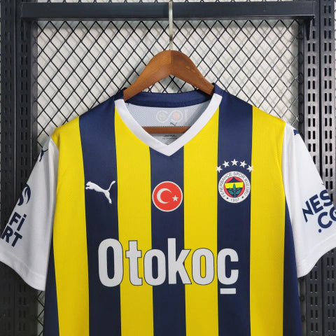 Camisa Fenerbahçe Home I 2023/24 Puma masculina em amarelo e azul, com escudo bordado e tecido respirável dryCELL, ideal para torcer e jogar futebol com conforto."