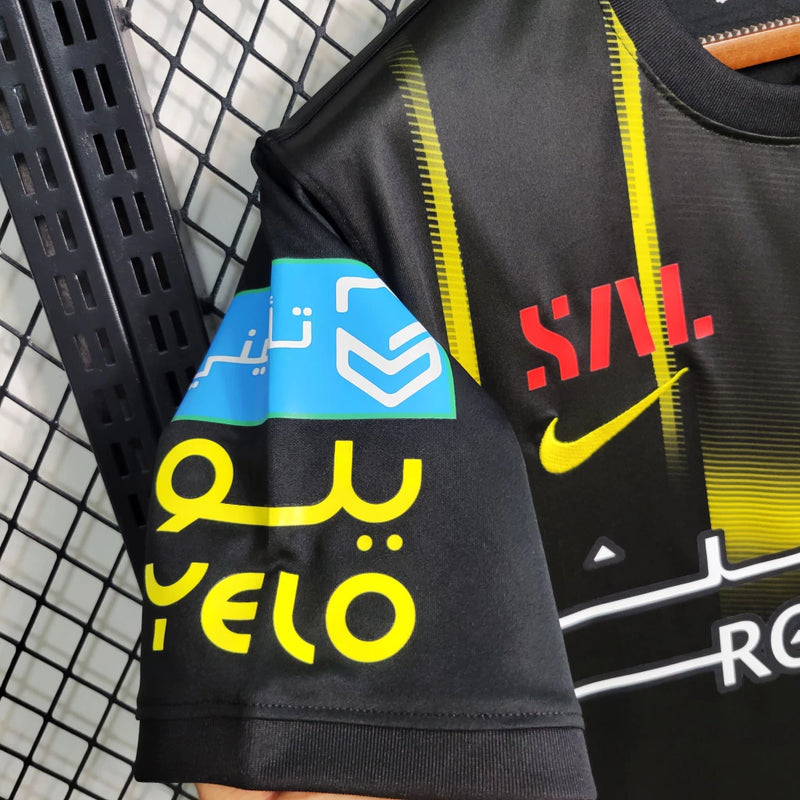 Camisa Al-Ittihad Third (3) 2023/24 Nike Torcedor Masculina com design moderno em cores exclusivas, escudo oficial estampado e tecido leve com tecnologia Dri-FIT para alta respirabilidade e conforto.