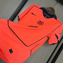Camisa Barcelona Third III 2025/26 Nike Torcedor Masculina, uniforme oficial laranja com design moderno, disponível nos tamanhos P ao XGG para torcedores culés."