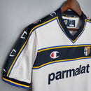 Camisa Parma Away II 2002/03 Retrô Masculina branca com detalhes em azul e amarelo, escudo bordado no peito, gola clássica e tecido leve e respirável, perfeita para torcedores que valorizam estilo retrô e a história do clube italiano.