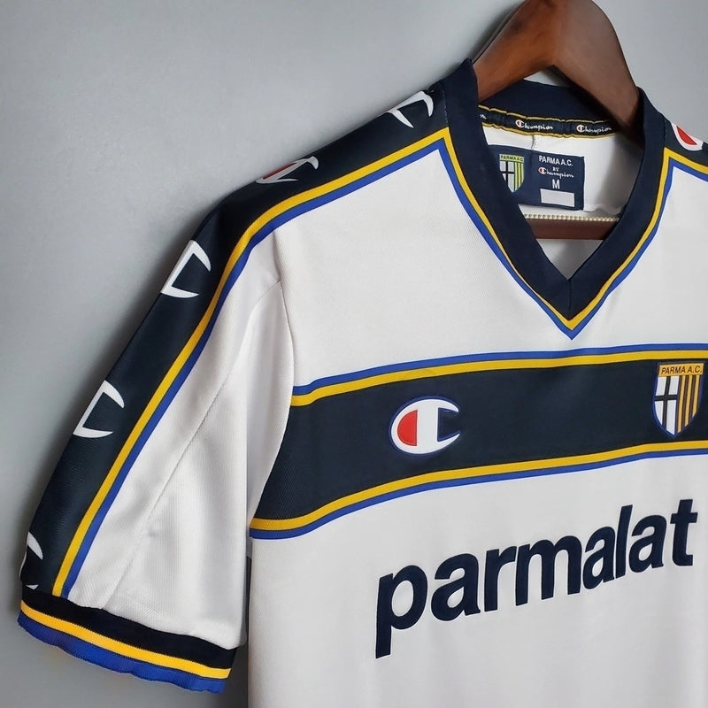 Camisa Parma Away II 2002/03 Retrô Masculina branca com detalhes em azul e amarelo, escudo bordado no peito, gola clássica e tecido leve e respirável, perfeita para torcedores que valorizam estilo retrô e a história do clube italiano.