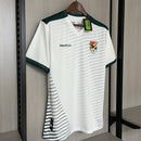 Camisa Bolívia Away II 2023/24 Torcedor Masculina branca, com detalhes verde, vermelho e amarelo inspirados na bandeira, tecido leve e confortável para torcedores da La Verde
Camisa Bolívia Away II 2023/24
Camisa Bolívia branca 2023 masculina
Camisa Bolívia torcedor branca
Camisa seleção Bolívia 2023 Away
Camisa Bolívia uniforme branco
Camisa Bolívia Away masculina
Camisa Bolívia nova coleção 2023
Camisa Bolívia futebol 2023/24
Camisa Bolívia masculina branca
Camisa Bo