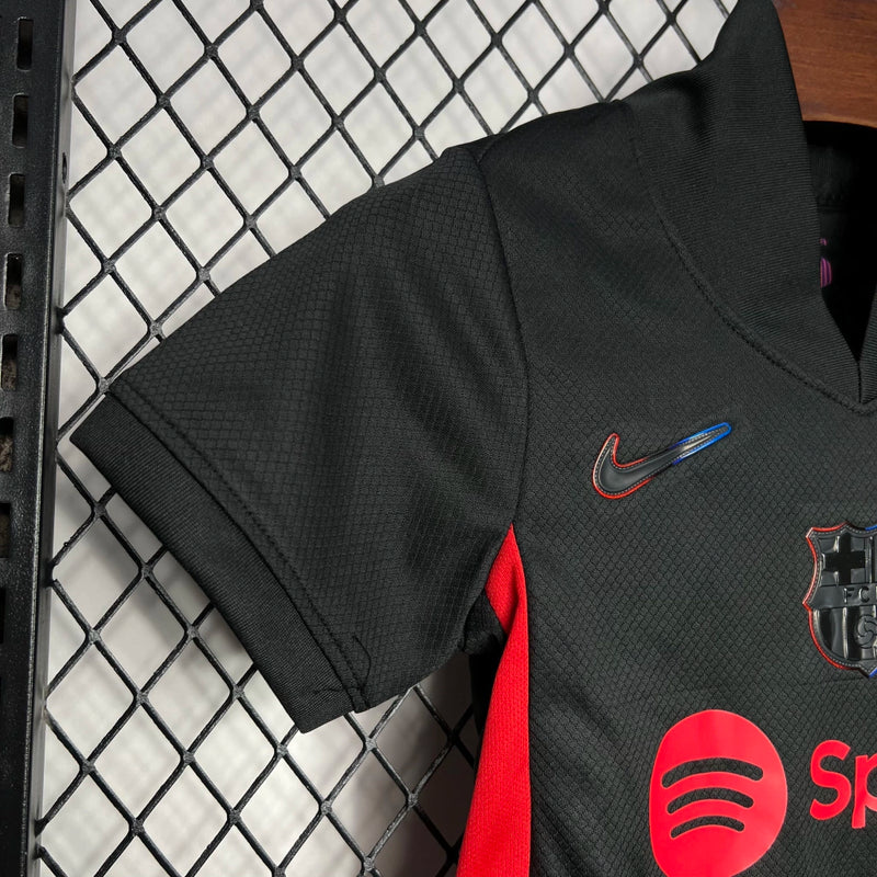 Kit Infantil Barcelona Away II 2024/25 Nike - camisa e short infantil do Barcelona, uniforme Away 2024/25, tecido leve e respirável, ideal para pequenos torcedores