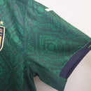 Camisa Itália Third III 'Renascimento' 2019/20 Puma Retrô masculina, azul com detalhes clássicos e modernos, escudo da seleção italiana no peito, design inspirado na temporada 2019/20, feita em tecido leve e confortável, ideal para colecionadores e fãs de futebol histórico.”