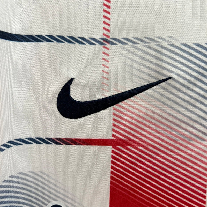 Camisa San Lorenzo Away II 2024/25 Nike Torcedor Masculina branca com detalhes em azul e vermelho, escudo estampado do clube argentino e tecido leve e respirável para torcedores."