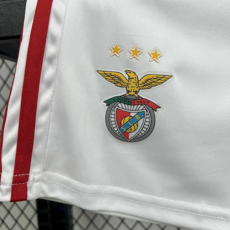 Kit Infantil Benfica Third III 2025/26 Adidas, uniforme oficial com camisa e shorts, design moderno e escudo do Benfica, disponível dos 3-4 aos 12-13 anos."