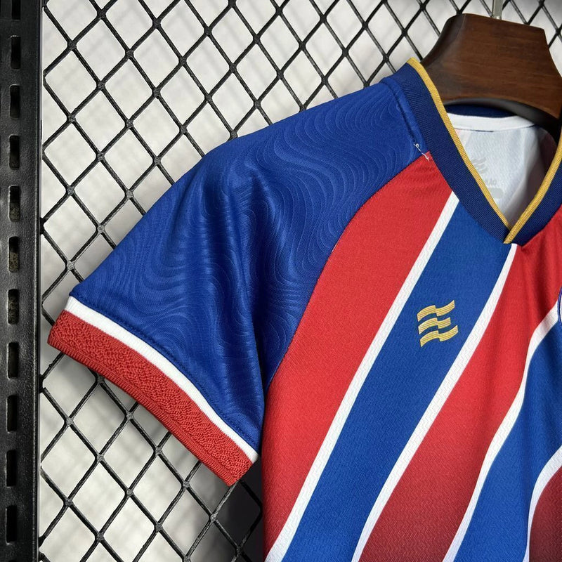 Kit Infantil Bahia Away (2) 2024/25 Esquadrão – uniforme completo com camisa branca de detalhes azuis e vermelhos, shorts e meião, tecido leve e confortável, ideal para pequenos torcedores do Tricolor de Aço."
