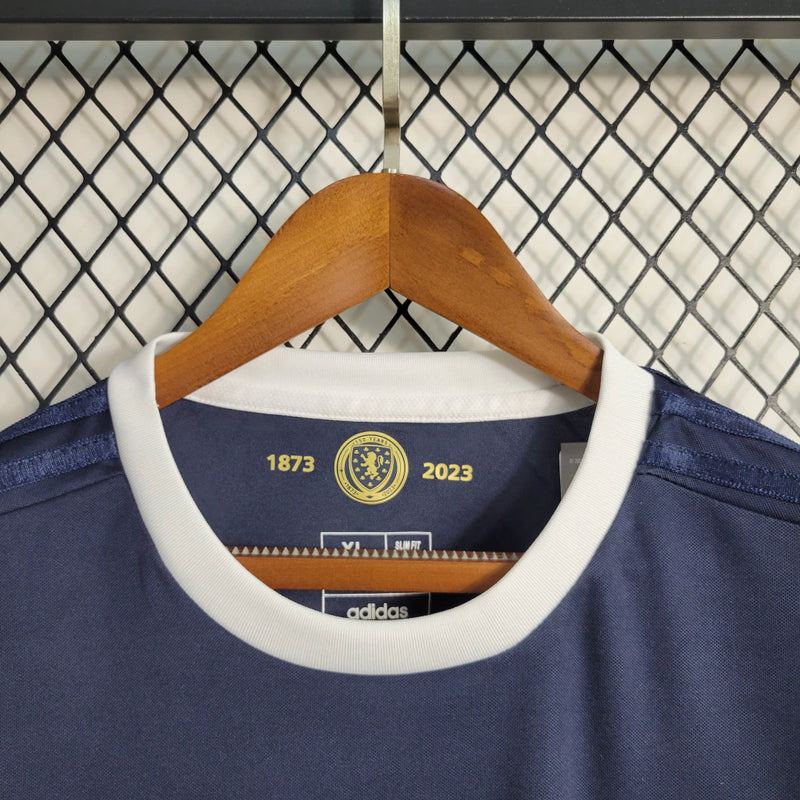 "Camisa Escócia 150 Anos Adidas masculina azul marinho com detalhes dourados, gola redonda, mangas curtas e tecido respirável, edição comemorativa especial de 150 anos da seleção escocesa para torcedores"