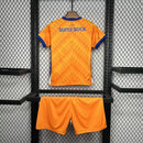 Kit Infantil FC Porto Away II 2024/25 New Balance completo com camisa, shorts e meias, oficial, com escudo do clube, cores azul e laranja, design moderno e confortável para crianças de 3 a 13 anos"
