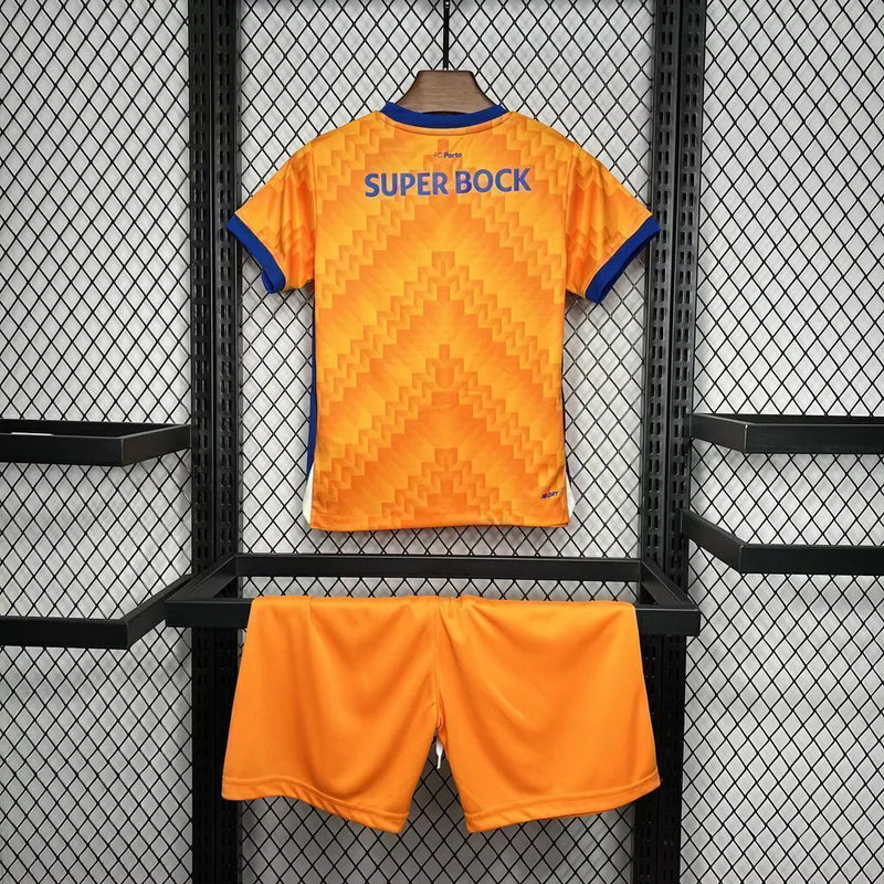 Kit Infantil FC Porto Away II 2024/25 New Balance completo com camisa, shorts e meias, oficial, com escudo do clube, cores azul e laranja, design moderno e confortável para crianças de 3 a 13 anos"
