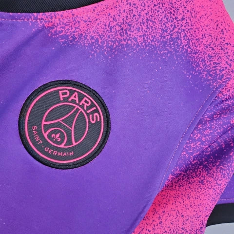 “Camisa PSG Fourth IV 2020/21 Jordan Torcedora Feminina Rosa, design moderno com detalhes pretos e logo Jumpman, estilo urbano e elegante do Paris Saint-Germain.”