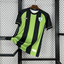 Camisa América Mineiro Home 2025/26 Volt Torcedor Masculina verde e preta com listras verticais, escudo oficial bordado no peito e logo Volt estampado, modelo oficial de jogo para torcedores.
