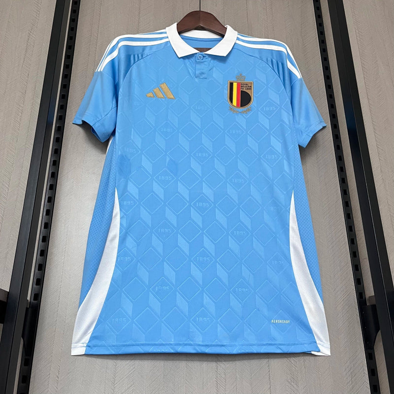 Camisa Bélgica Away II 2024/25 Adidas masculina, azul com detalhes em amarelo, escudo da seleção belga no peito e três listras Adidas nos ombros, feita em tecido leve e respirável com tecnologia AEROREADY, ideal para jogos, treinos e torcer com estilo e conforto.”