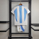Kit Infantil Argentina Home I 2024/25 Adidas - Conjunto camisa e short infantil nas cores tradicionais celeste e branco, ideal para pequenos torcedores da Seleção Argentina