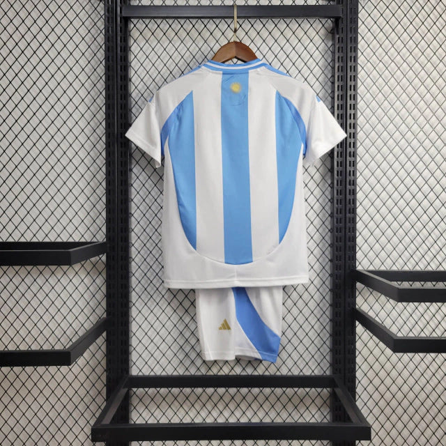 Kit Infantil Argentina Home I 2024/25 Adidas - Conjunto camisa e short infantil nas cores tradicionais celeste e branco, ideal para pequenos torcedores da Seleção Argentina