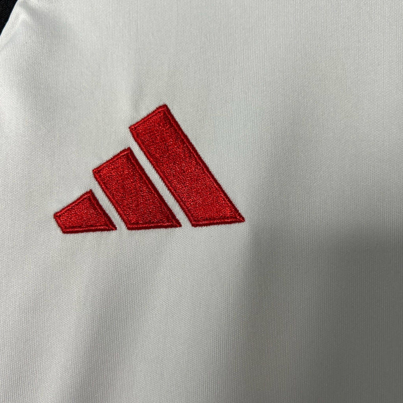 Kit Infantil Flamengo Away 2025/26 Adidas, camisa branca com detalhes em vermelho e preto, shorts e meias combinando, uniforme oficial para crianças torcedoras do Mengão."
