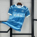 Camisa Napoli 2025/26 Edição Especial Torcedor Masculina - modelo azul com escudo estampado no peito, gola careca e design exclusivo da temporada, vista frontal.

