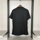 Camisa River Plate Hinchas 2023/24 Adidas Torcedor Masculina Preta - uniforme oficial dos hinchas, com design moderno, escudo do River Plate e tecnologia AEROREADY para máximo conforto.