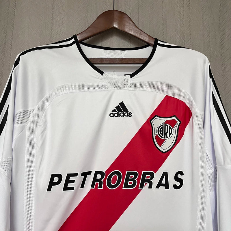 Camisa River Plate Home I 2006/07 Adidas Retrô Masculina Manga Longa branca com faixa diagonal vermelha – modelo histórico e clássico do futebol argentino."