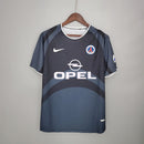 Camisa PSG Third III 2001/02 Nike Retrô Masculina Preta e Azul, uniforme histórico do Paris Saint-Germain, design clássico e elegante ideal para colecionadores e torcedores.