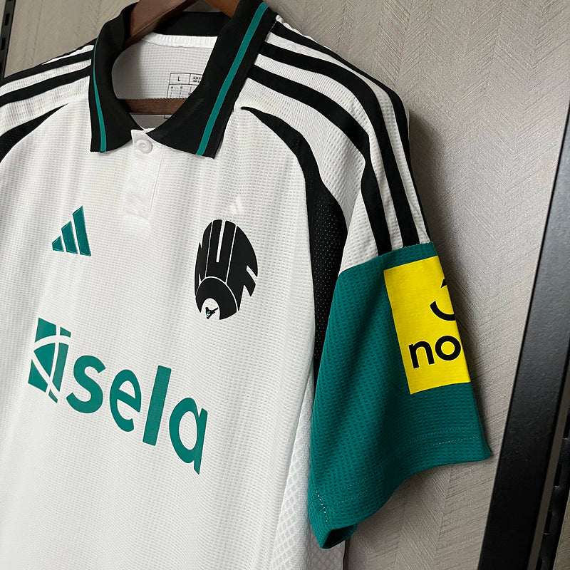 Camisa Newcastle Third III 2024/25 Adidas Torcedor Masculino - uniforme alternativo dos Magpies, design moderno em cores exclusivas, escudo do clube e logo Adidas em destaque.