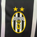 Camisa Juventus Away 2000/01 Lotto Retrô Masculina preta, com escudo bordado, gola em “V” branca e detalhes prateados clássicos